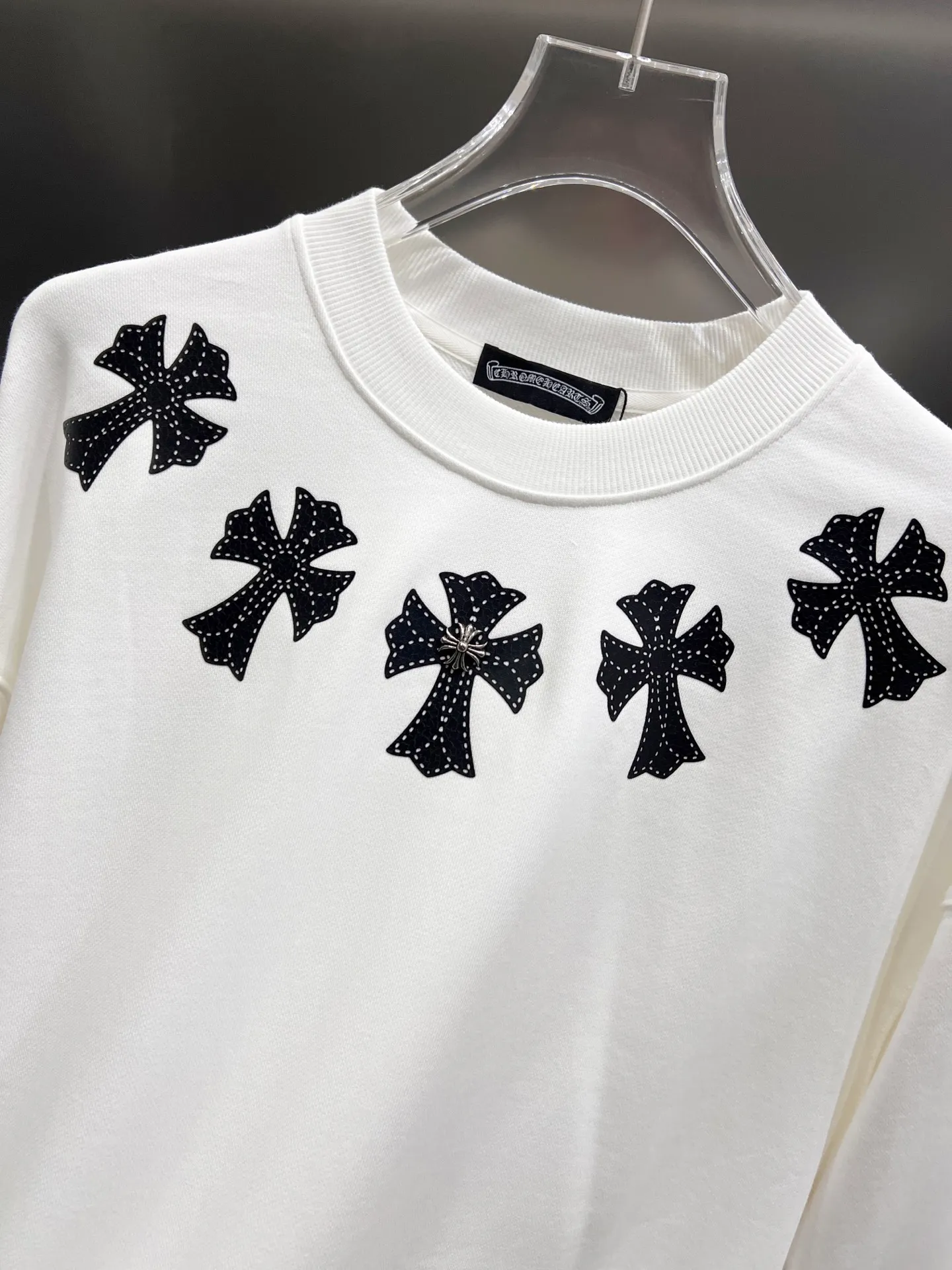 🅿️280 CH Crowe 2025 Autumn and Winter New Style Round Neck Long Sleeve Sweater Cross Patch Leather + Customized Hardware Metal Horseshoe Sanskrit Characters + Middle Eastern Australian Diamond Design Craftsmanship The real thing is great🔥Same style for men and women, loose version Size S M L XL XXL Five sizes Black White